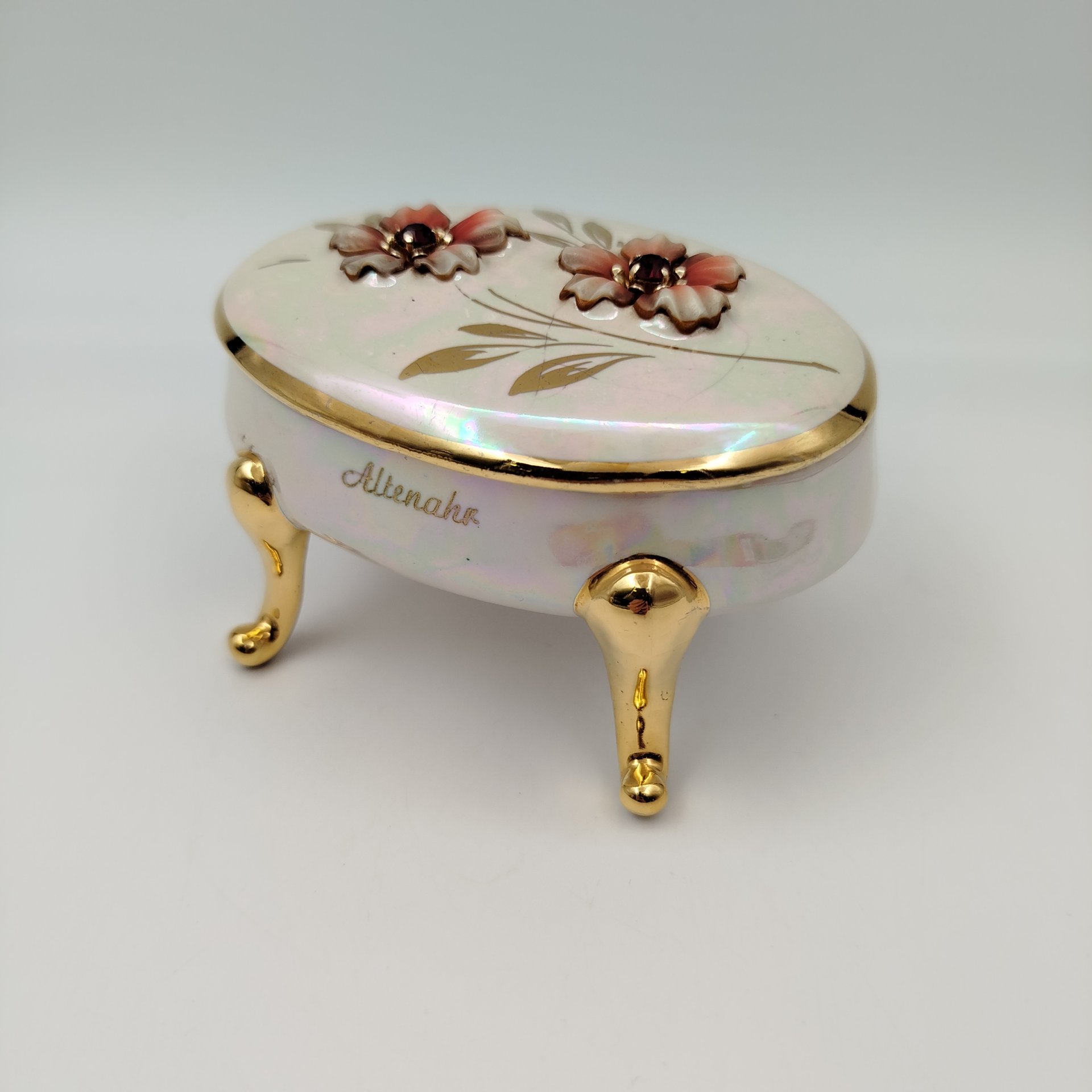 Шкатулка овальной формы на ножках, украшенная цветочным декором, фаянс, люстр, золочение, бижутерия, Германия, 1970-1990 гг.