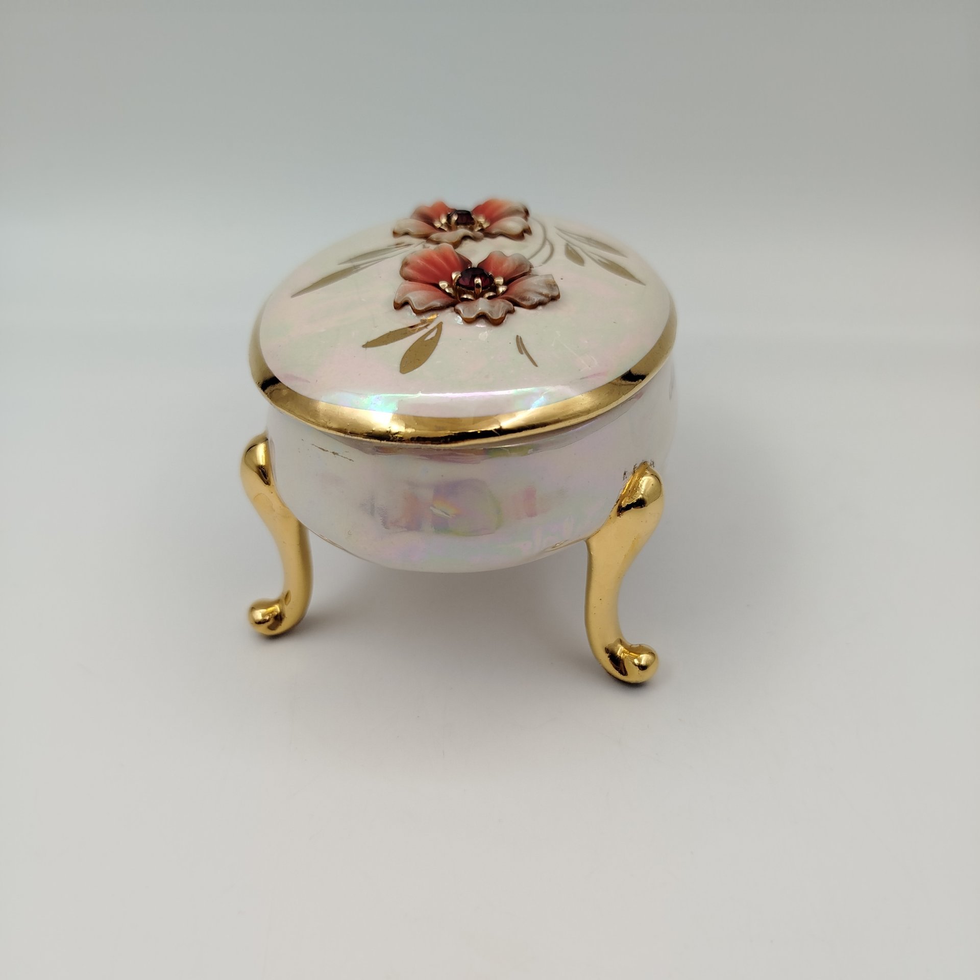 Шкатулка овальной формы на ножках, украшенная цветочным декором, фаянс, люстр, золочение, бижутерия, Германия, 1970-1990 гг.