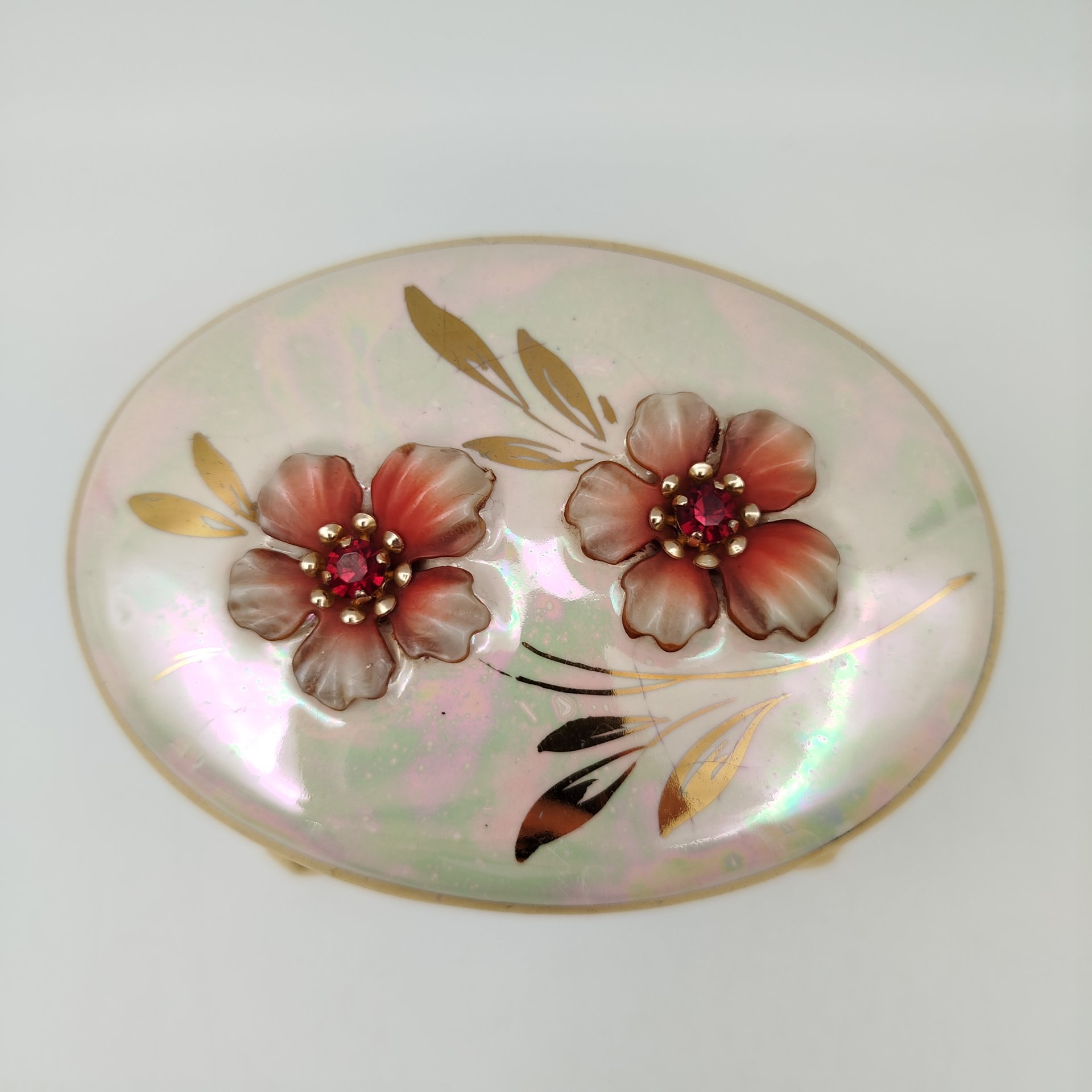 Шкатулка овальной формы на ножках, украшенная цветочным декором, фаянс, люстр, золочение, бижутерия, Германия, 1970-1990 гг.