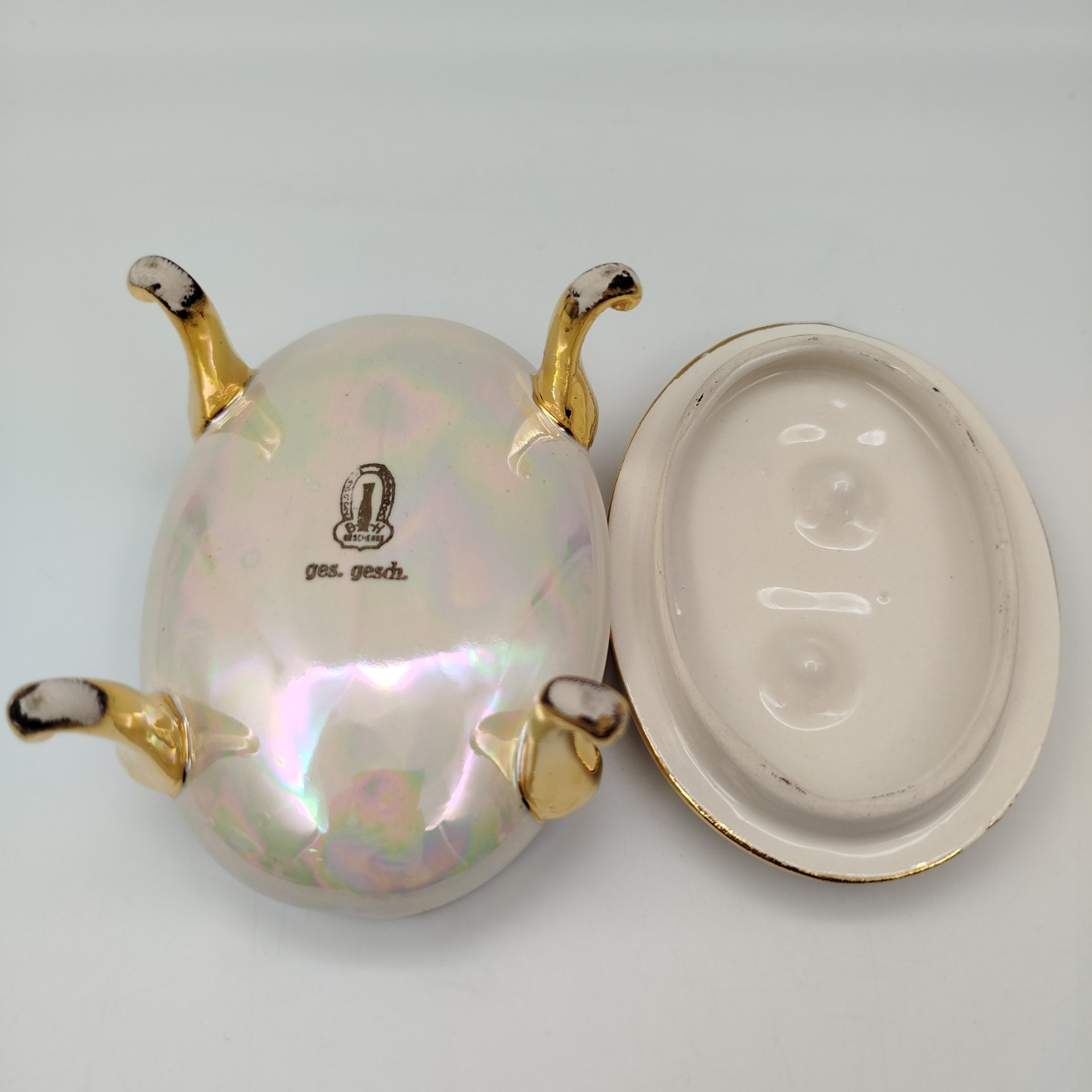 Шкатулка овальной формы на ножках, украшенная цветочным декором, фаянс, люстр, золочение, бижутерия, Германия, 1970-1990 гг.