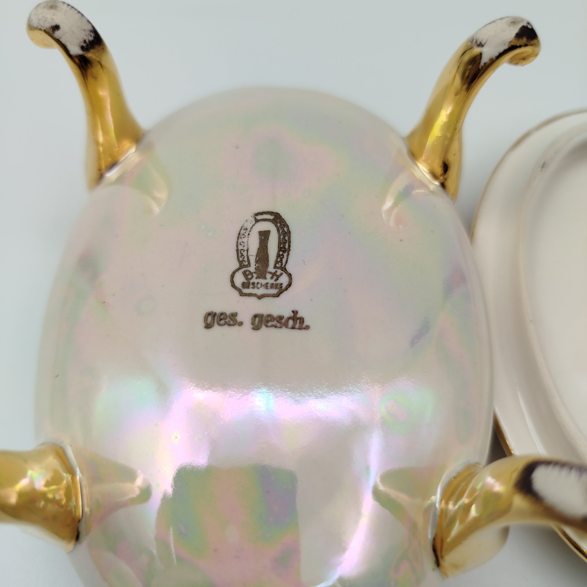 Шкатулка овальной формы на ножках, украшенная цветочным декором, фаянс, люстр, золочение, бижутерия, Германия, 1970-1990 гг.