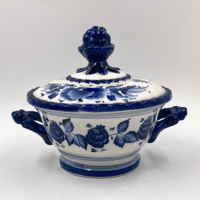 Сахарница (конфетница), украшенная растительным декором, фарфор, роспись, Объединение «Гжель», Российская Федерация, 1991-2010 гг.