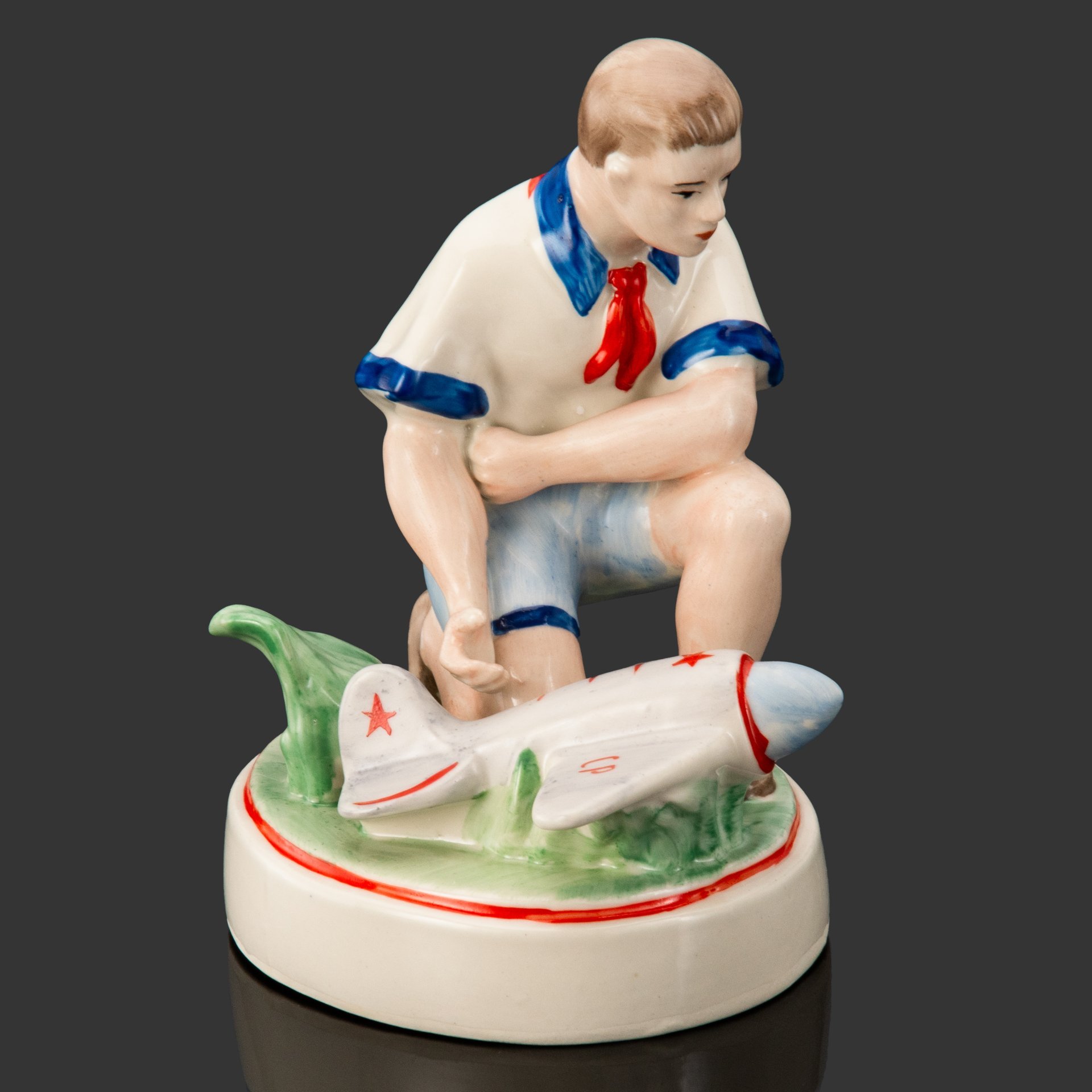 Статуэтка "Мальчик с самолетом", автор Василий Иванович Присяжнюк