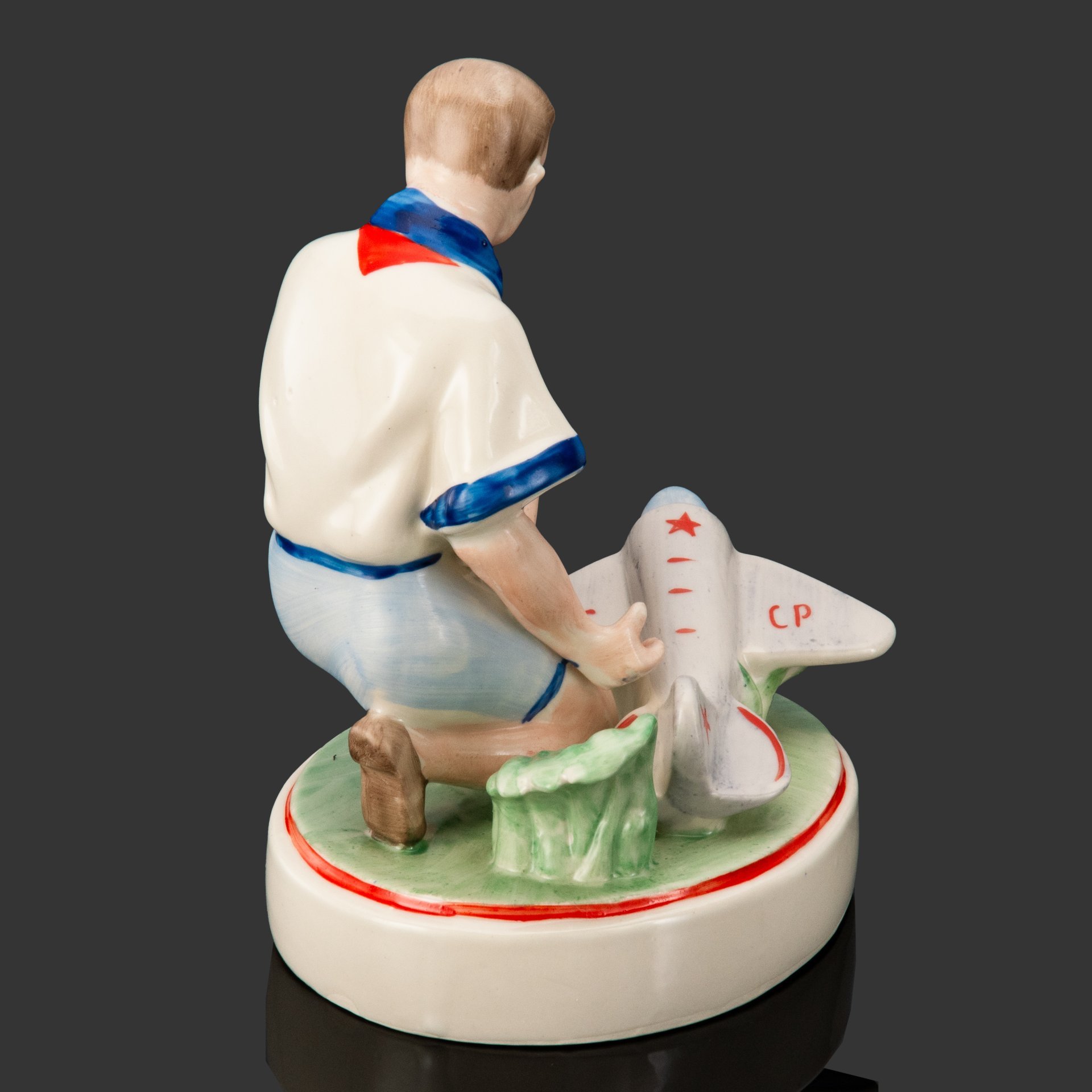 Статуэтка "Мальчик с самолетом", автор Василий Иванович Присяжнюк