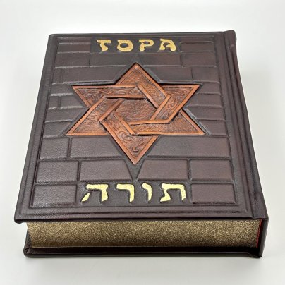 "Тора" подарочное издание, кожаный переплет, авторская ручная работа, бумага, Российская Федерация, 2018 г.