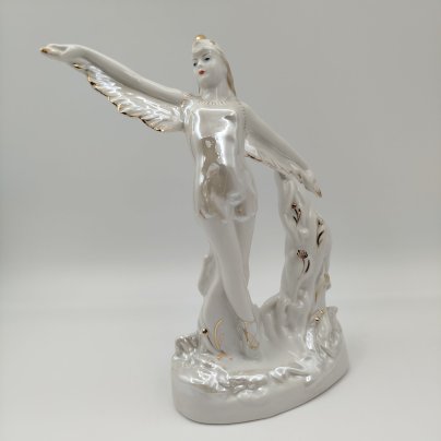 Статуэтка "Балерина в роли аиста", скульптор М.А. Интизарян, фарфор, роспись, люстр, золочение, Дмитровский фарфоровый завод (ДФЗ Вербилки), СССР, 1954-1965 гг.