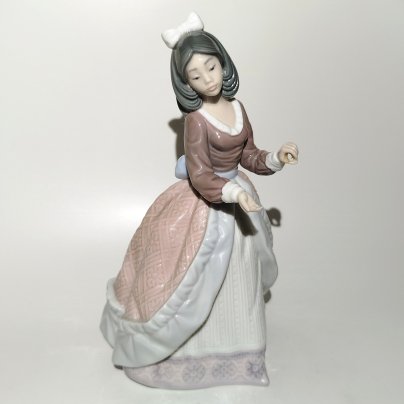 Статуэтка "Девушка в платье с кринолином", фарфор, крытье, роспись, Lladro, Испания, 1983 г.