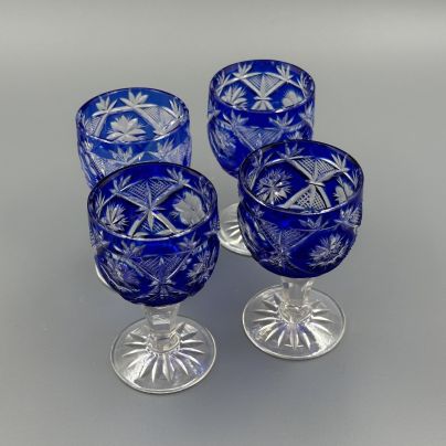 Набор из четырёх рюмок кобальтового оттенка с цветочно-геометрическим декором