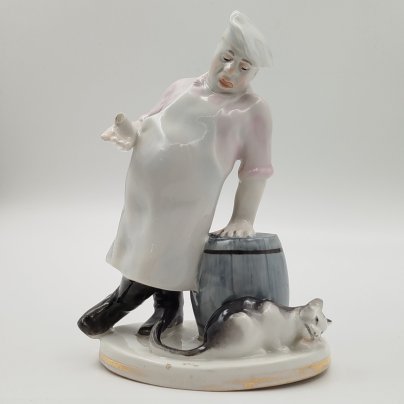 Статуэтка "Кот и повар", скульптор В.А. Михалёв, фарфор, роспись, золочение, Ленинградский фарфоровый завод (ЛФЗ), СССР, 1950-1970 гг.