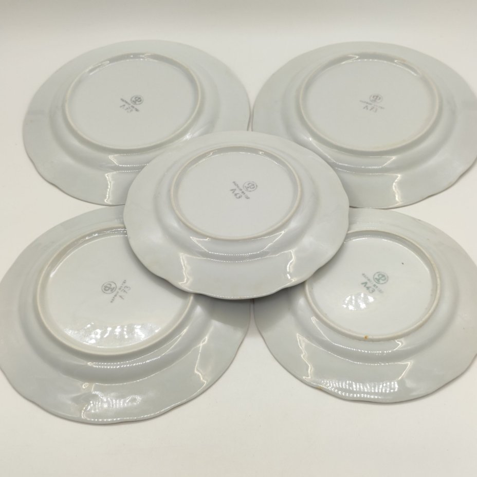 Набор из 2-х пирожковых и 3-х десертных тарелок с монохромным цветочным декором, фарфор, деколь, золочение, Colditz (Кольдиц), ГДР, 1950-1980 гг.