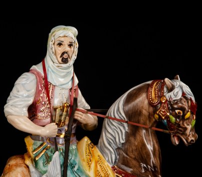 Скульптура "Арабский всадник с добычей", фаянс, роспись, золочение, металл, композитный материал (ружье)