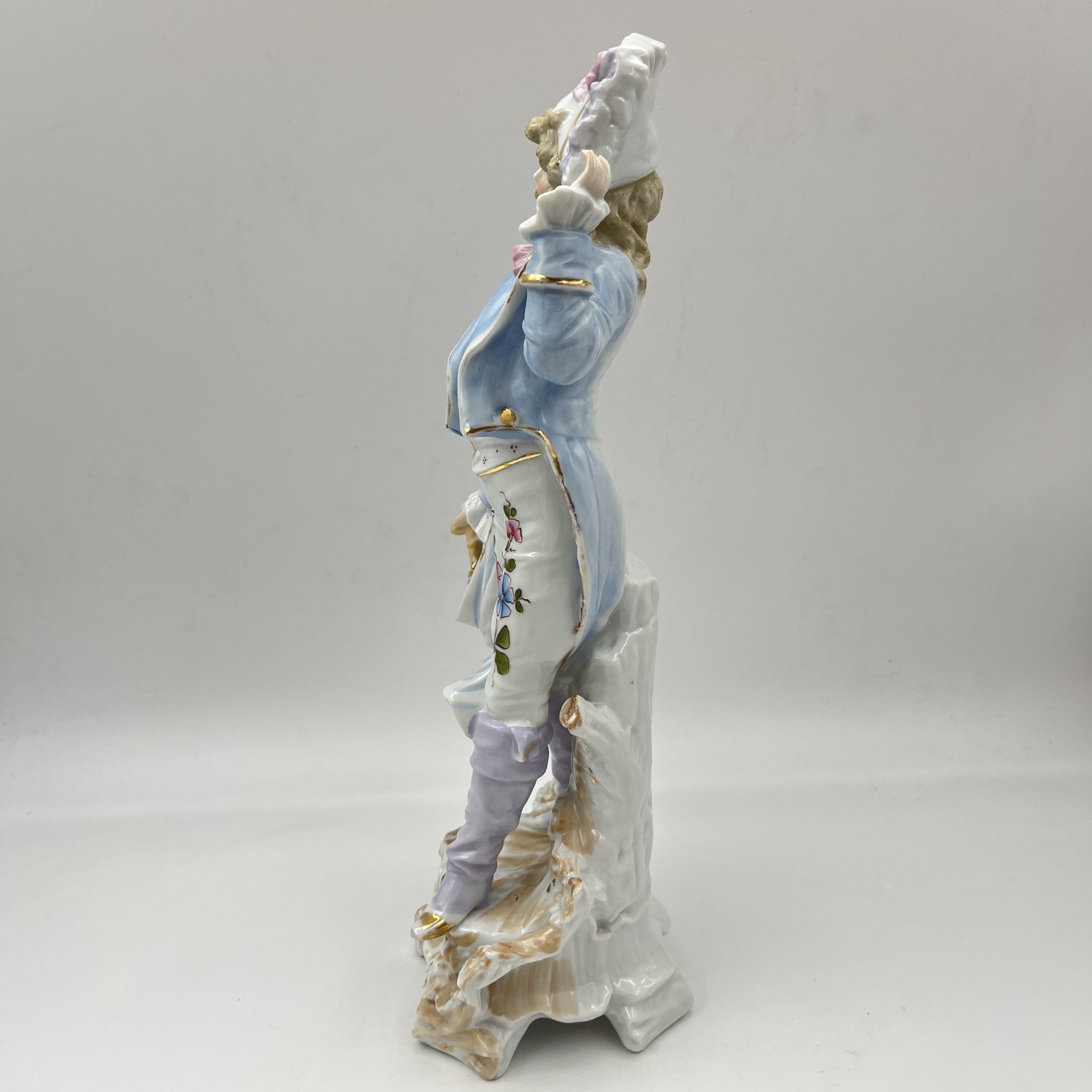 Статуэтка "Галантный кавалер в голубом камзоле", фарфор, роспись, Западная Европа, 1950-1980 гг.