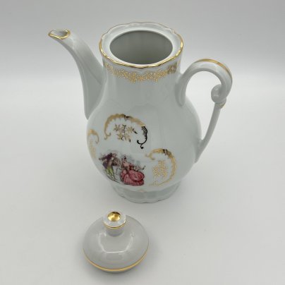 Чайник (кофейник), украшенный изображением галантной сцены (танец), фарфор, деколь, золочение