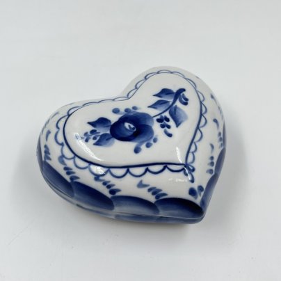 Шкатулка для мелочей (украшений) в форме сердца с цветочным декором, Гжель, фарфор, роспись, Россия, 2000 г.