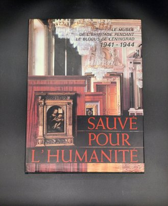 Книга «Sauvé pour l'humanité. Le Musée de L'Ermitage pendant le Blocus de Leningrad 1941-1944» с суперобложкой в картонном чехле, бумага, печать, Издательство «Аврора», СССР, 1985 г.