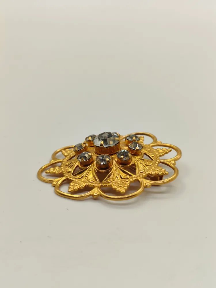 Брошь ажурная со вставками в виде цветка