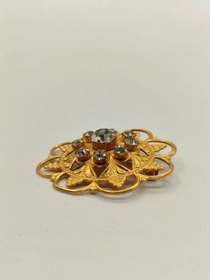 Брошь ажурная со вставками в виде цветка