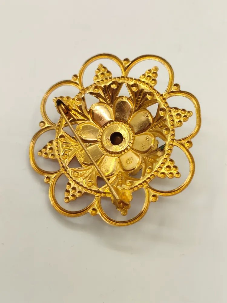 Брошь ажурная со вставками в виде цветка