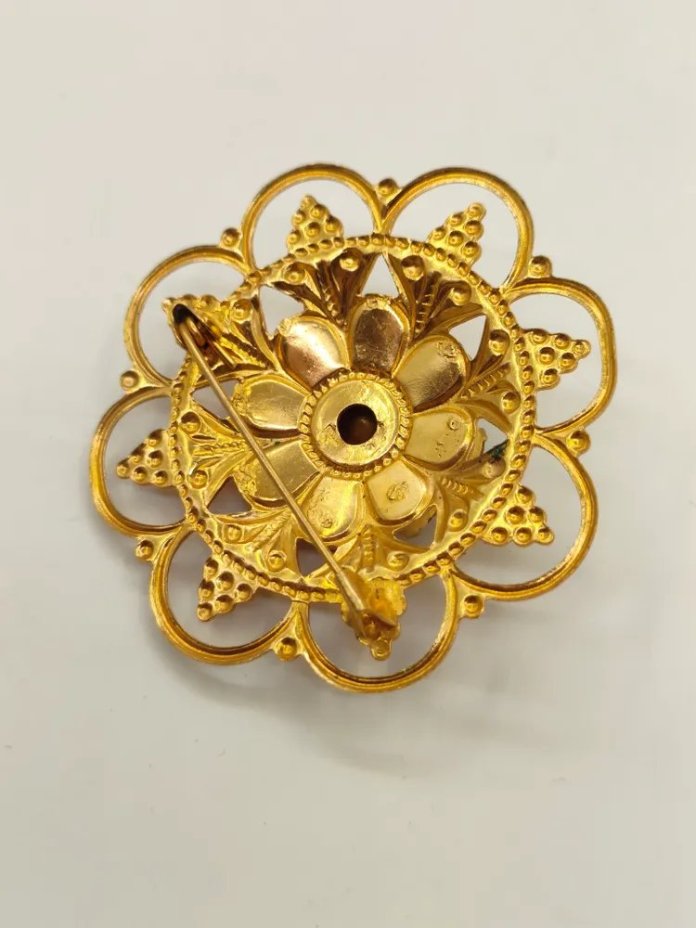 Брошь ажурная со вставками в виде цветка