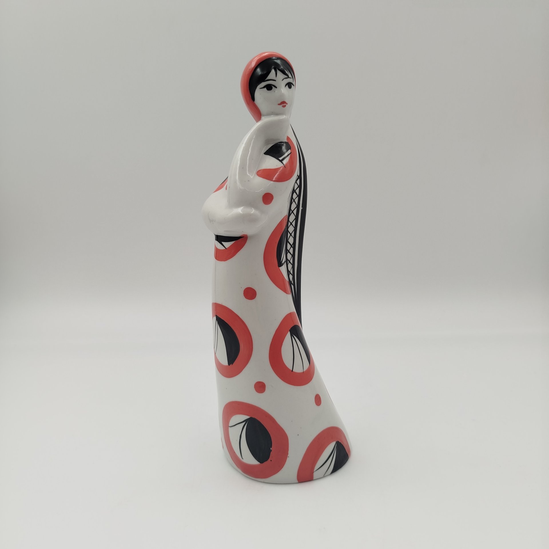 Статуэтка «Девушка с косой» в красном, автор Л.П. Азарова, фарфор, роспись, Турыгинский фарфоровый завод артели «Художественная керамика» (Гжель), СССР, 1960-1970 гг.