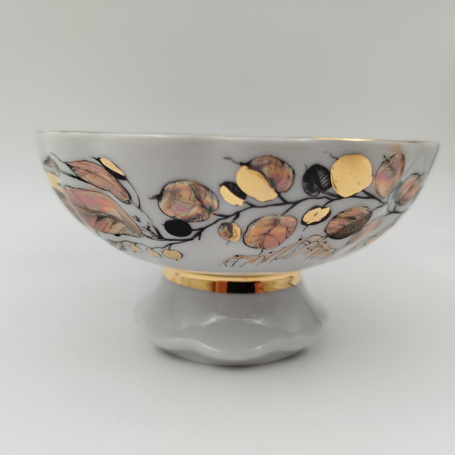 Конфетница из сервиза "Золотая осень", автор формы С.Е. Яковлева, автор росписи Н.П. Славина, фарфор, деколь с подрисовкой, люстр, золочение, Ленинградский фарфоровый завод (ЛФЗ), СССР, 1970-1986 гг.