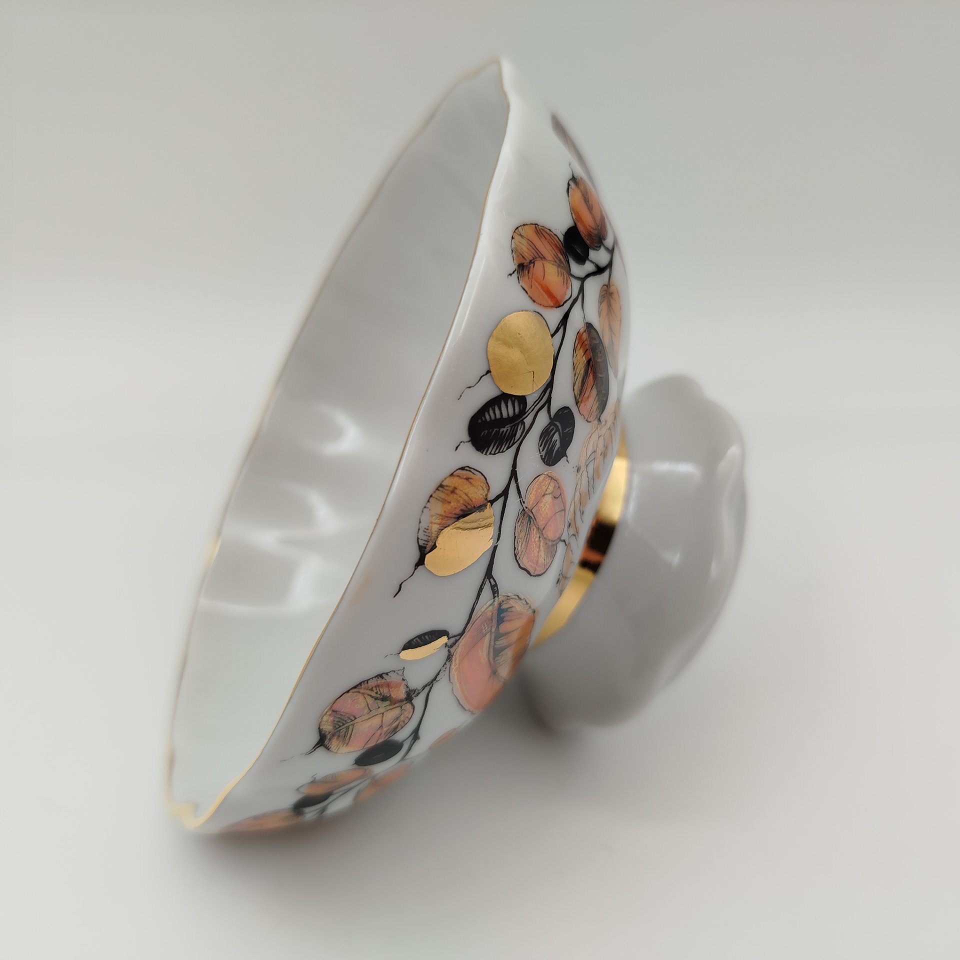 Конфетница из сервиза "Золотая осень", автор формы С.Е. Яковлева, автор росписи Н.П. Славина, фарфор, деколь с подрисовкой, люстр, золочение, Ленинградский фарфоровый завод (ЛФЗ), СССР, 1970-1986 гг.