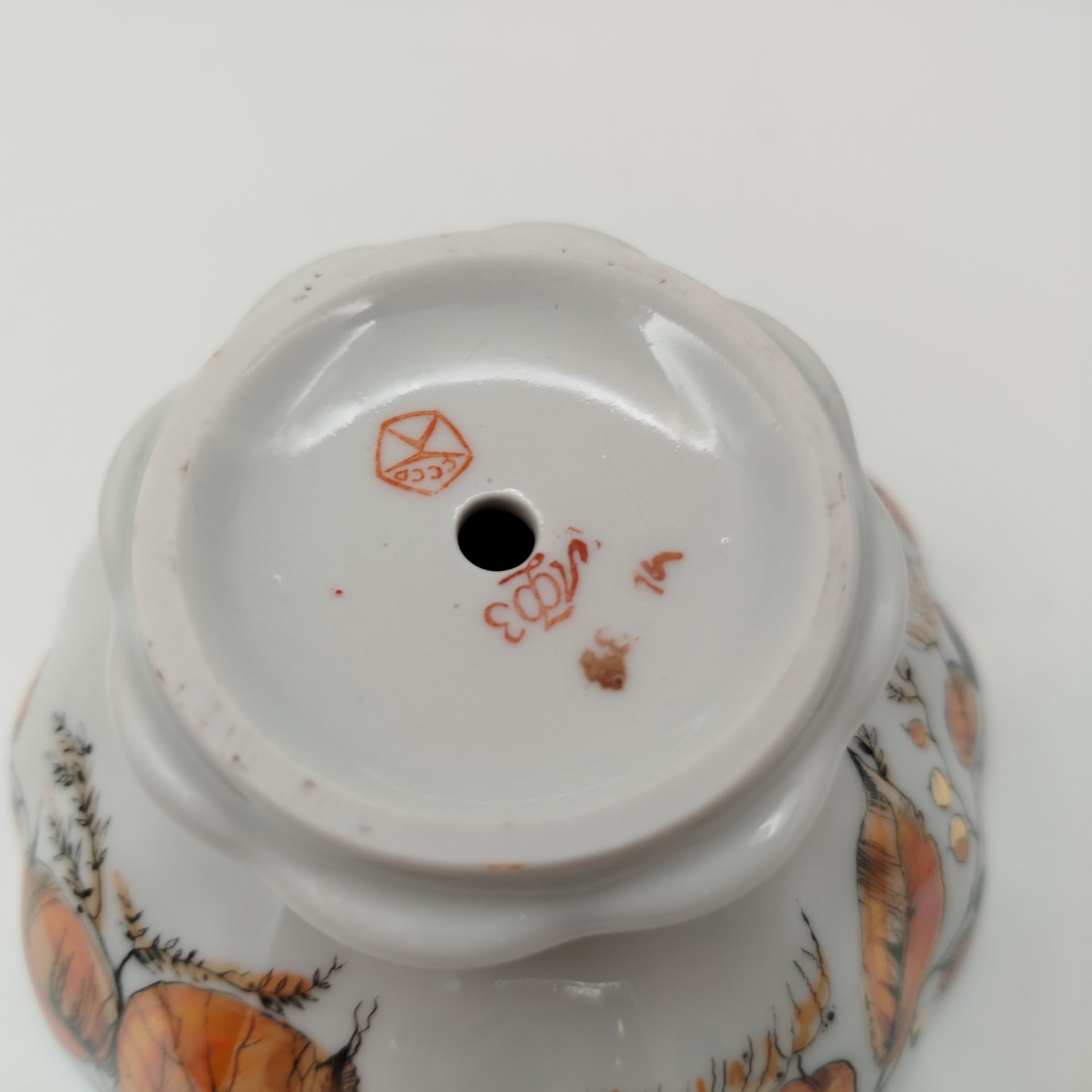 Конфетница из сервиза "Золотая осень", автор формы С.Е. Яковлева, автор росписи Н.П. Славина, фарфор, деколь с подрисовкой, люстр, золочение, Ленинградский фарфоровый завод (ЛФЗ), СССР, 1970-1986 гг.