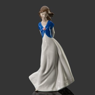 Статуэтка "Девушка с туфельками", фарфор, роспись, NAO Porcelain, Испания, 2003-2020 гг.