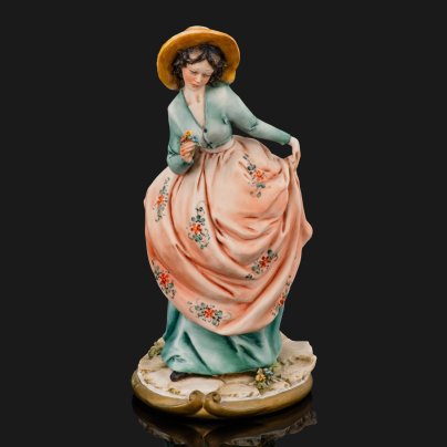 Статуэтка "Девушка с букетом цветов", автор модели Walter Scapinello, Venere Porcellane D Arte, фарфор, роспись