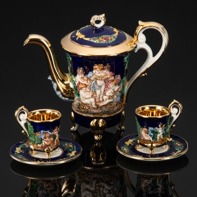 Сервиз кофейный тет-а-тет с рельефным изображением Путти в стиле Capodimonte (Каподимонте), фаянс, роспись, крытье, золочение, Италия, 1970-1990 гг.