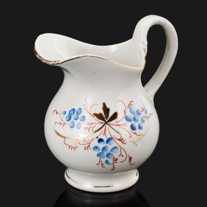 Молочник (крупный), украшенный цветочным узором, фарфор, роспись, золочение