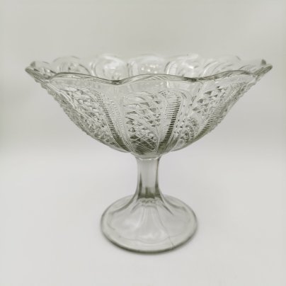 Ваза на ножке, украшенная геометрическим декором, стекло, пресс, СССР, 1970-1990 гг.