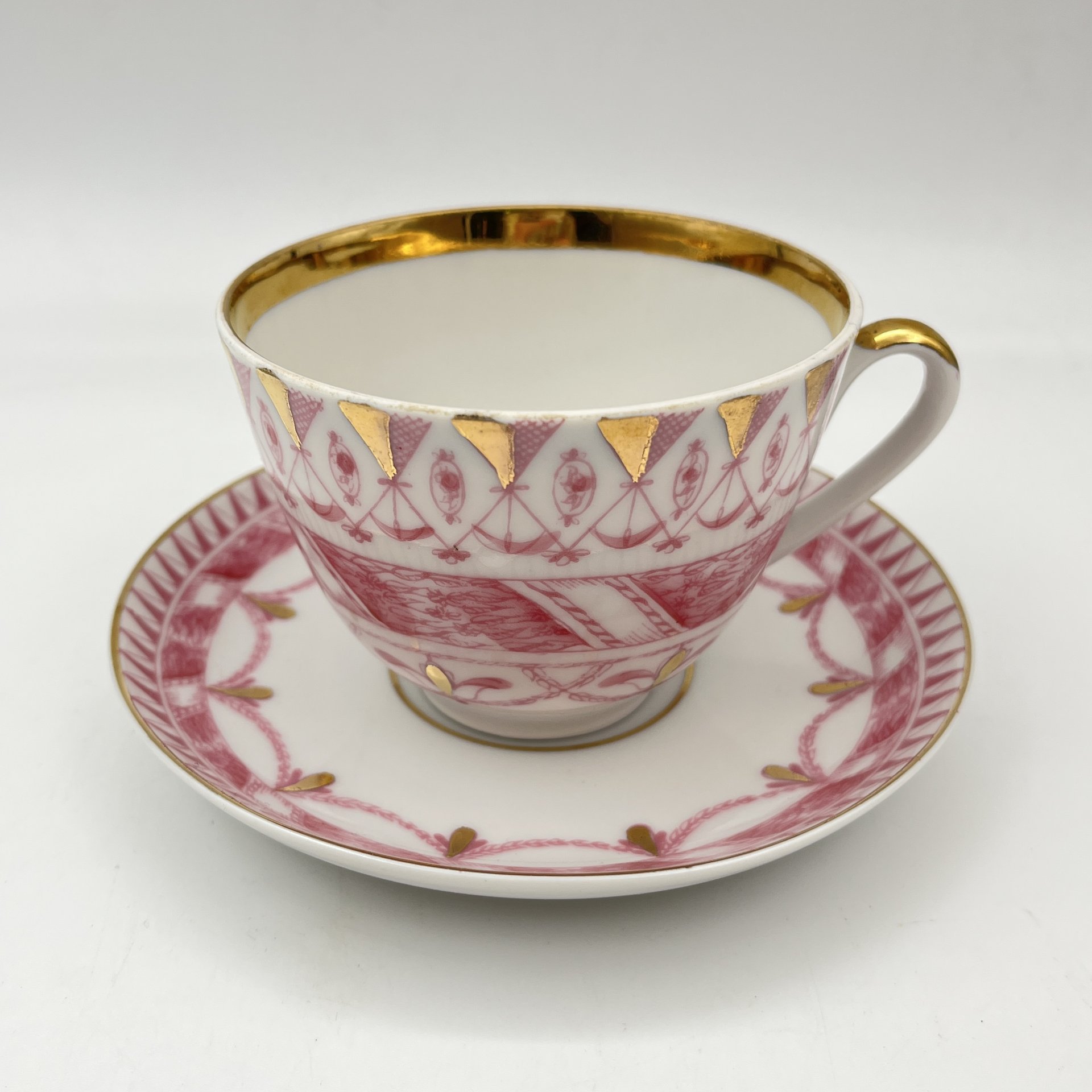 Чайная пара, украшена цветочными гирляндами, фарфор, деколь с дорисовкой, золочение, Ленинградский фарфоровый завод (ЛФЗ), СССР, 1970-1986 гг.