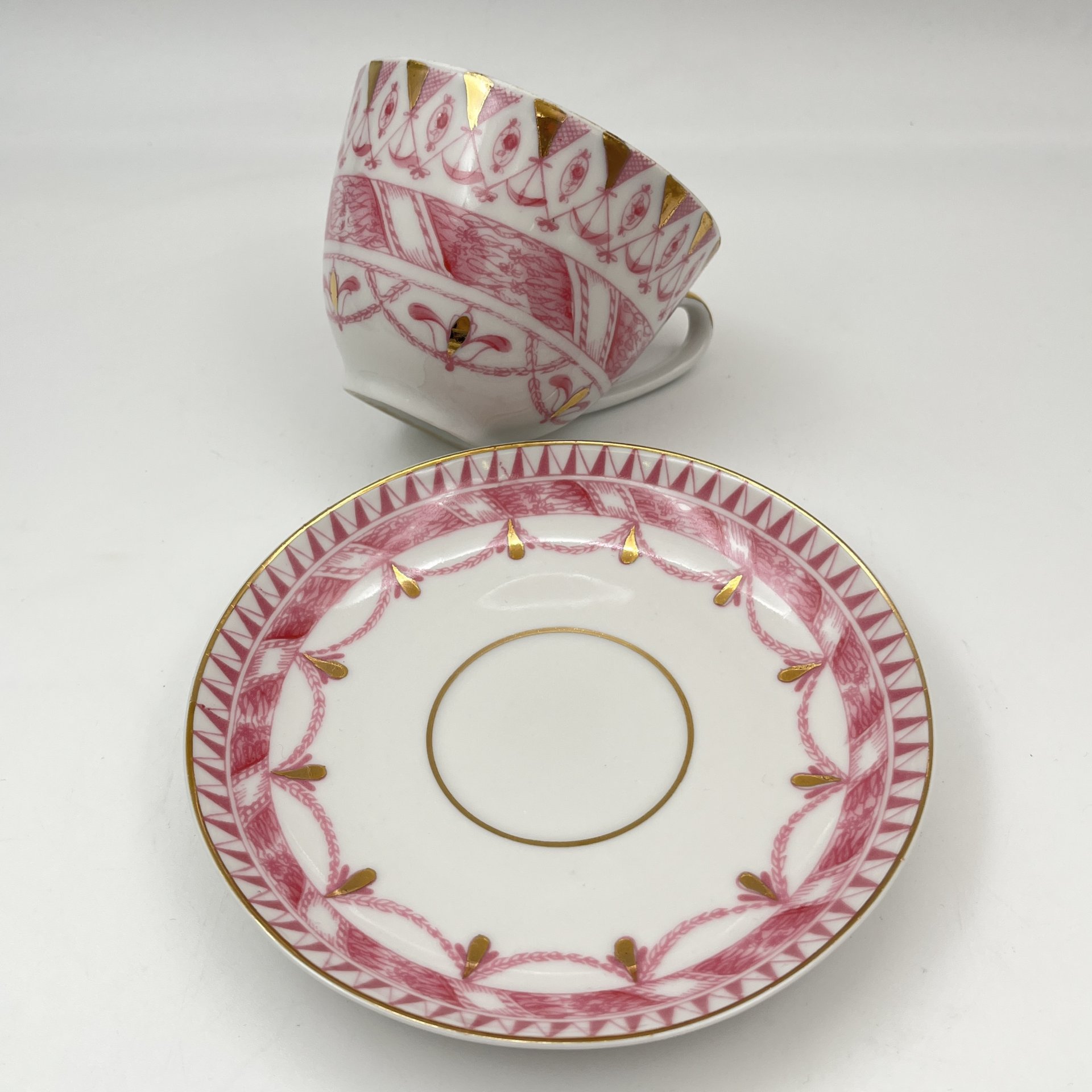 Чайная пара, украшена цветочными гирляндами, фарфор, деколь с дорисовкой, золочение, Ленинградский фарфоровый завод (ЛФЗ), СССР, 1970-1986 гг.