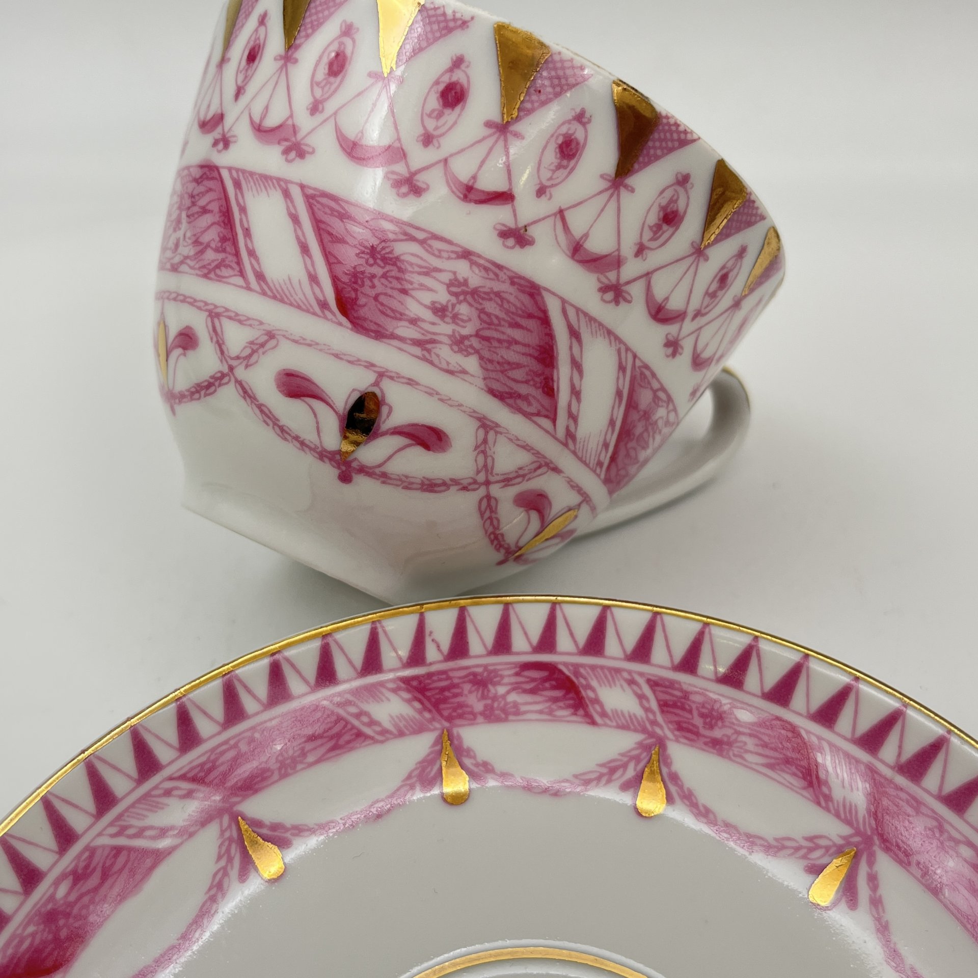 Чайная пара, украшена цветочными гирляндами, фарфор, деколь с дорисовкой, золочение, Ленинградский фарфоровый завод (ЛФЗ), СССР, 1970-1986 гг.