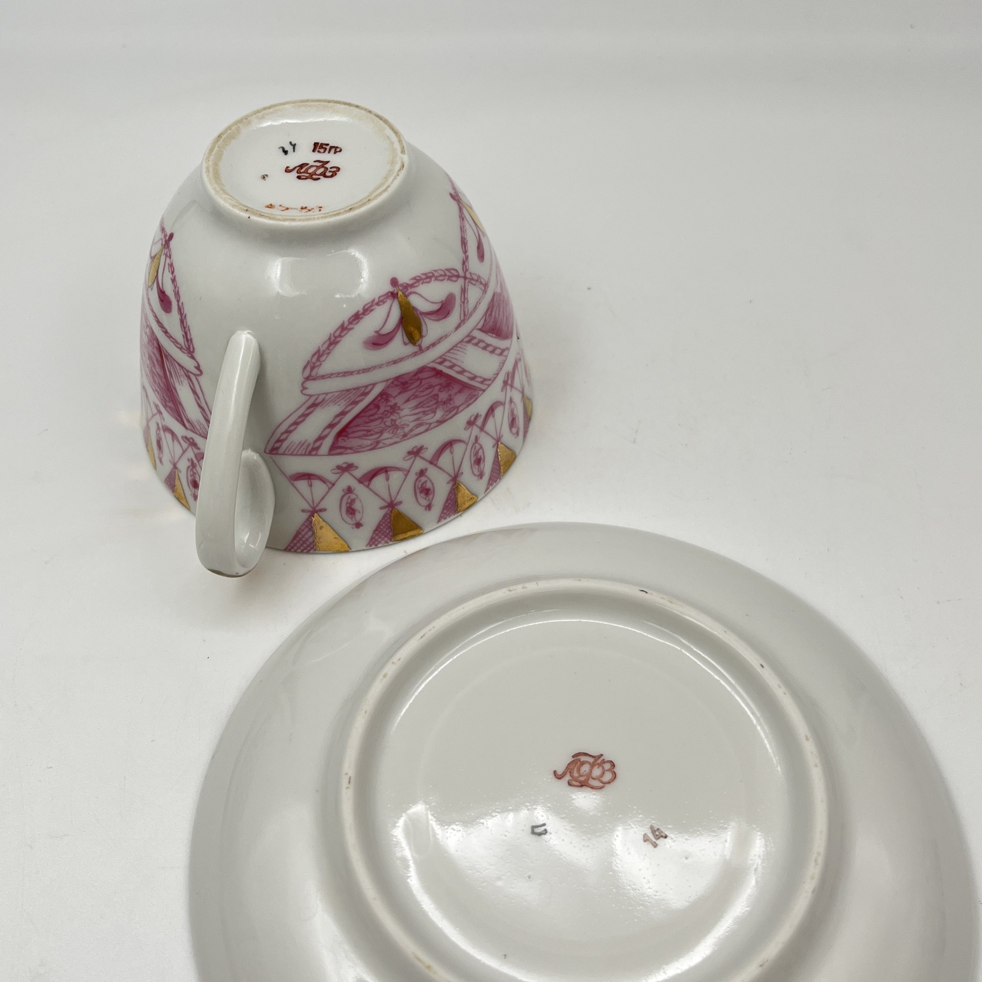 Чайная пара, украшена цветочными гирляндами, фарфор, деколь с дорисовкой, золочение, Ленинградский фарфоровый завод (ЛФЗ), СССР, 1970-1986 гг.