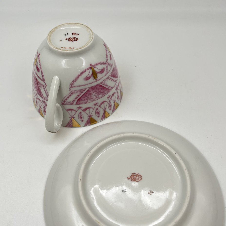 Чайная пара, украшена цветочными гирляндами, фарфор, деколь с дорисовкой, золочение, Ленинградский фарфоровый завод (ЛФЗ), СССР, 1970-1986 гг.