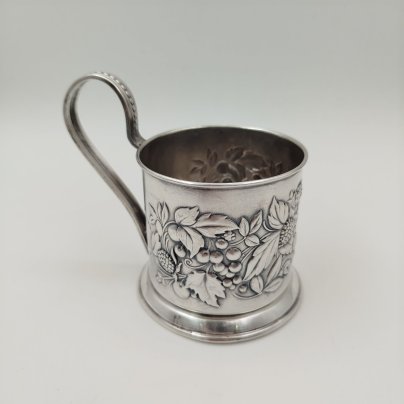 Подстаканник «Ягоды», мельхиор (медь-никель), Мстерская художественная фабрика «Ювелир», СССР, 1950-1970 гг.