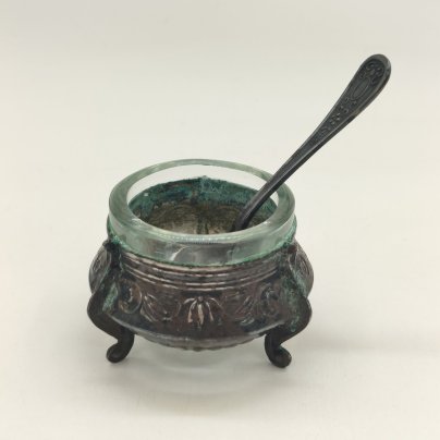 Солонка с цветочным орнаментом и миниатюрной ложечкой, мНЦ (медь-никель-цинк), стекло, Мстерский завод художественных изделий «Ювелир», СССР, 1960-1990 гг.