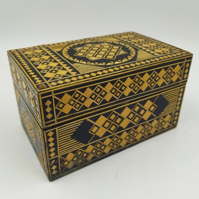 Шкатулка с геометрическим декором, фанера, соломка, лак, ткань, Россия, 1980-2000 гг.