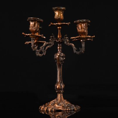 Канделябр на пять свечей, украшенный изображениями виноградной лозы, сплав металлов на основе меди, формовка