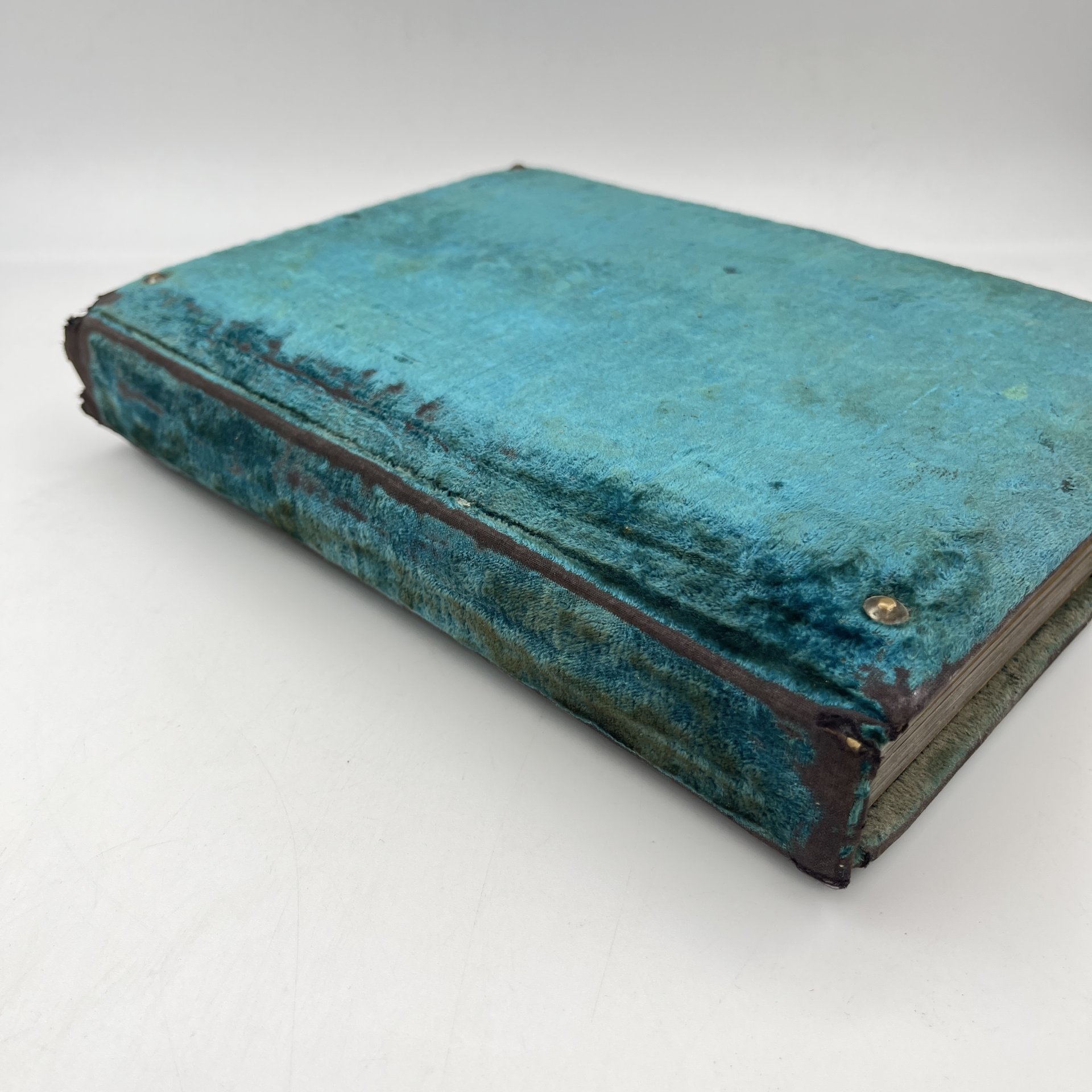 Фотоальбом в обложке бирюзового цвета с табличкой под гравировку