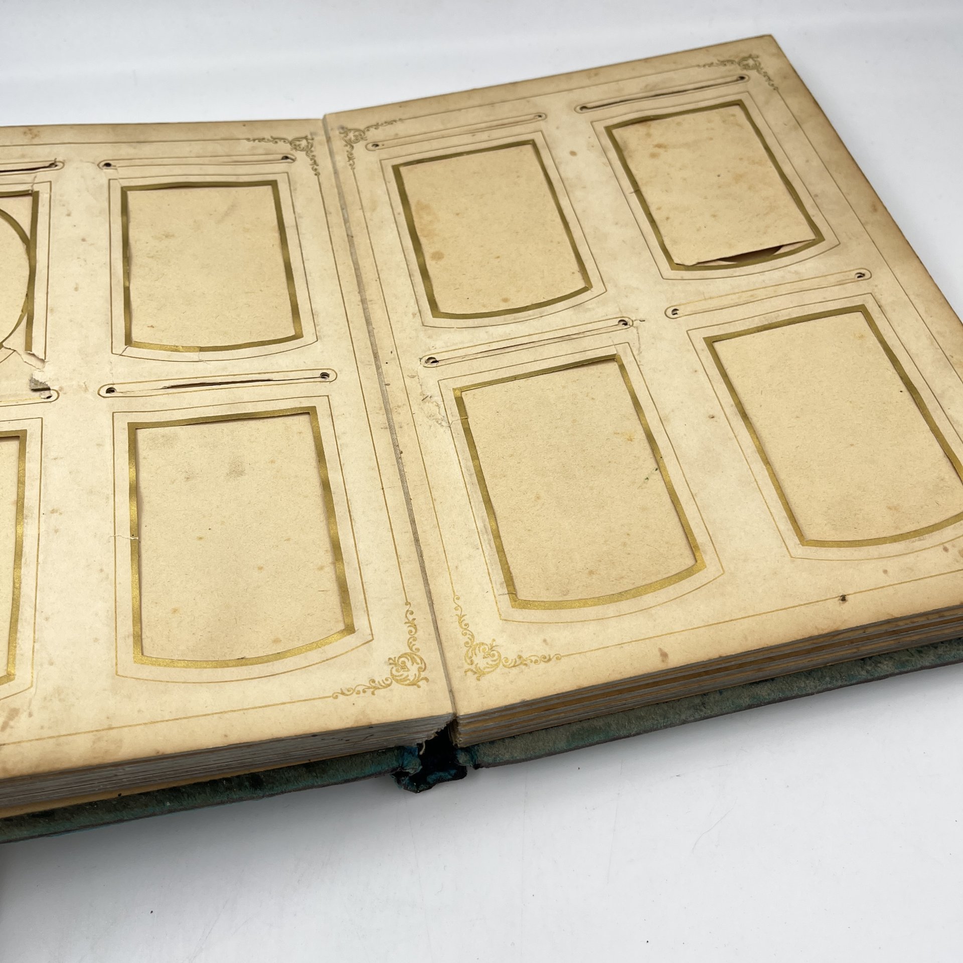 Фотоальбом в обложке бирюзового цвета с табличкой под гравировку