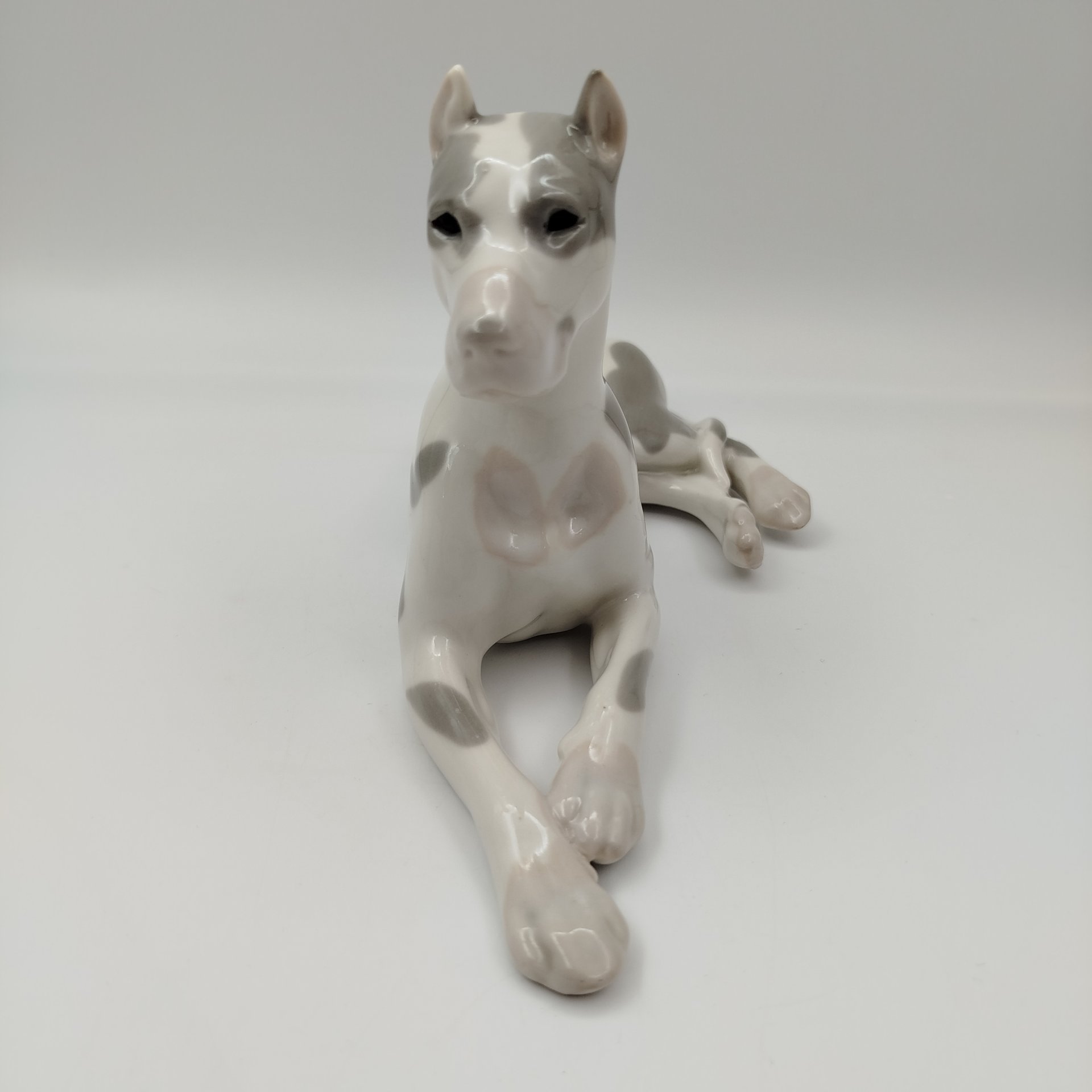 Статуэтка "Мраморный дог", скульптор И.И. Ризнич, фарфор, роспись, Ленинградский фарфоровый завод (ЛФЗ), СССР, 1970-1992 гг.