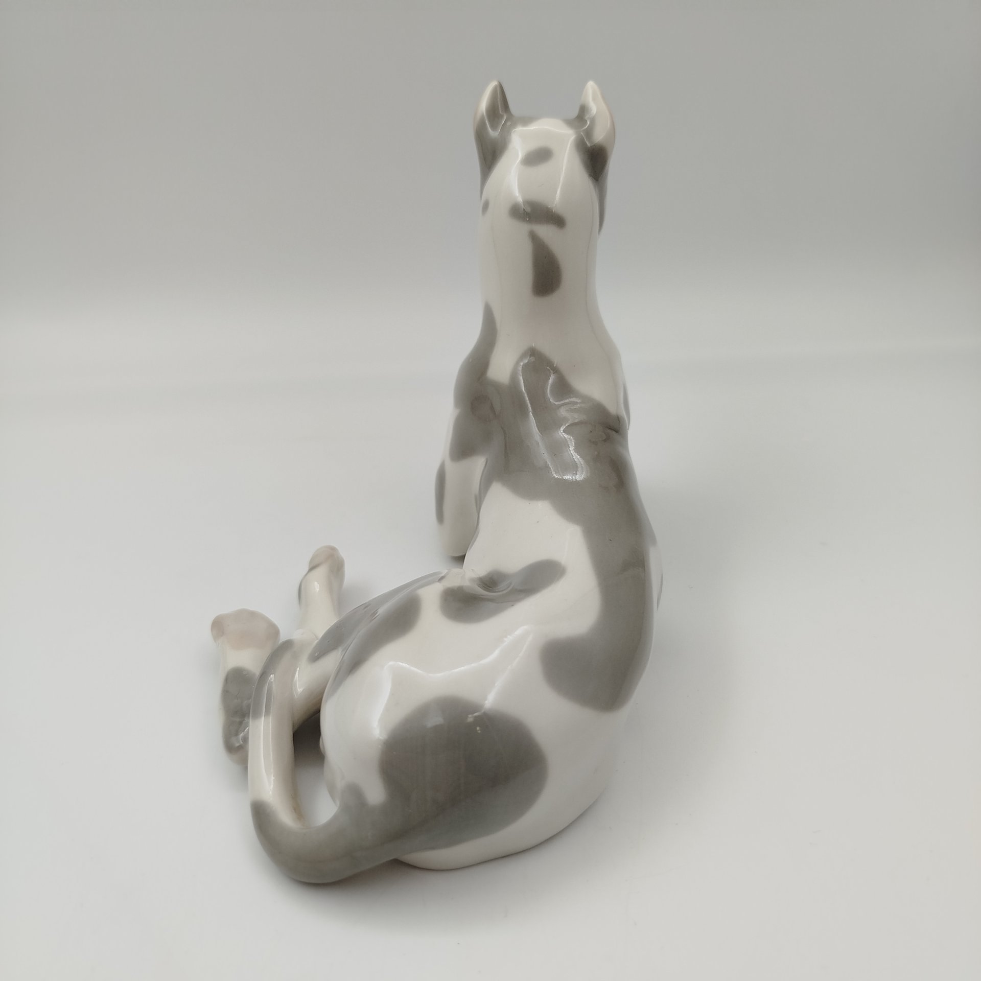 Статуэтка "Мраморный дог", скульптор И.И. Ризнич, фарфор, роспись, Ленинградский фарфоровый завод (ЛФЗ), СССР, 1970-1992 гг.