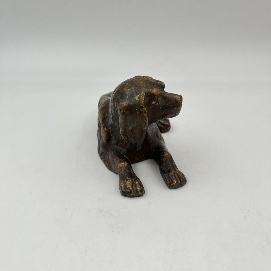 Скульптура лежащей собаки