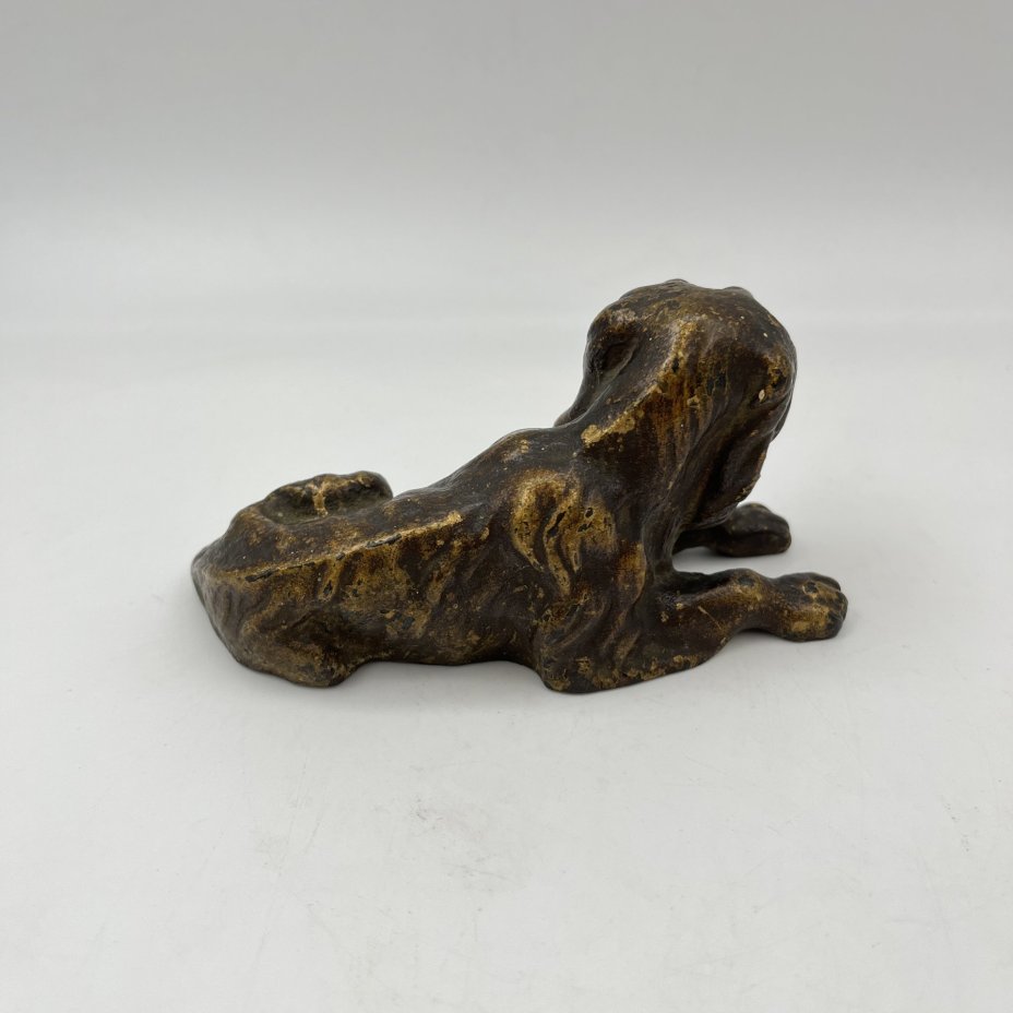 Скульптура лежащей собаки