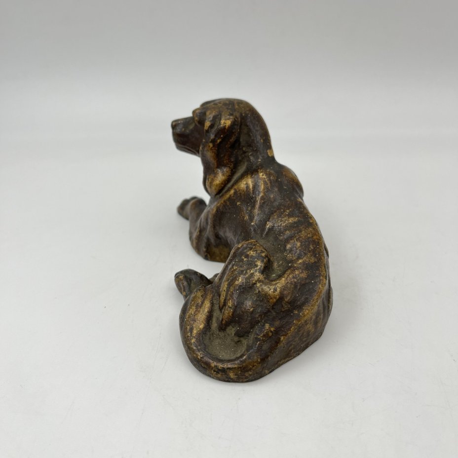 Скульптура лежащей собаки