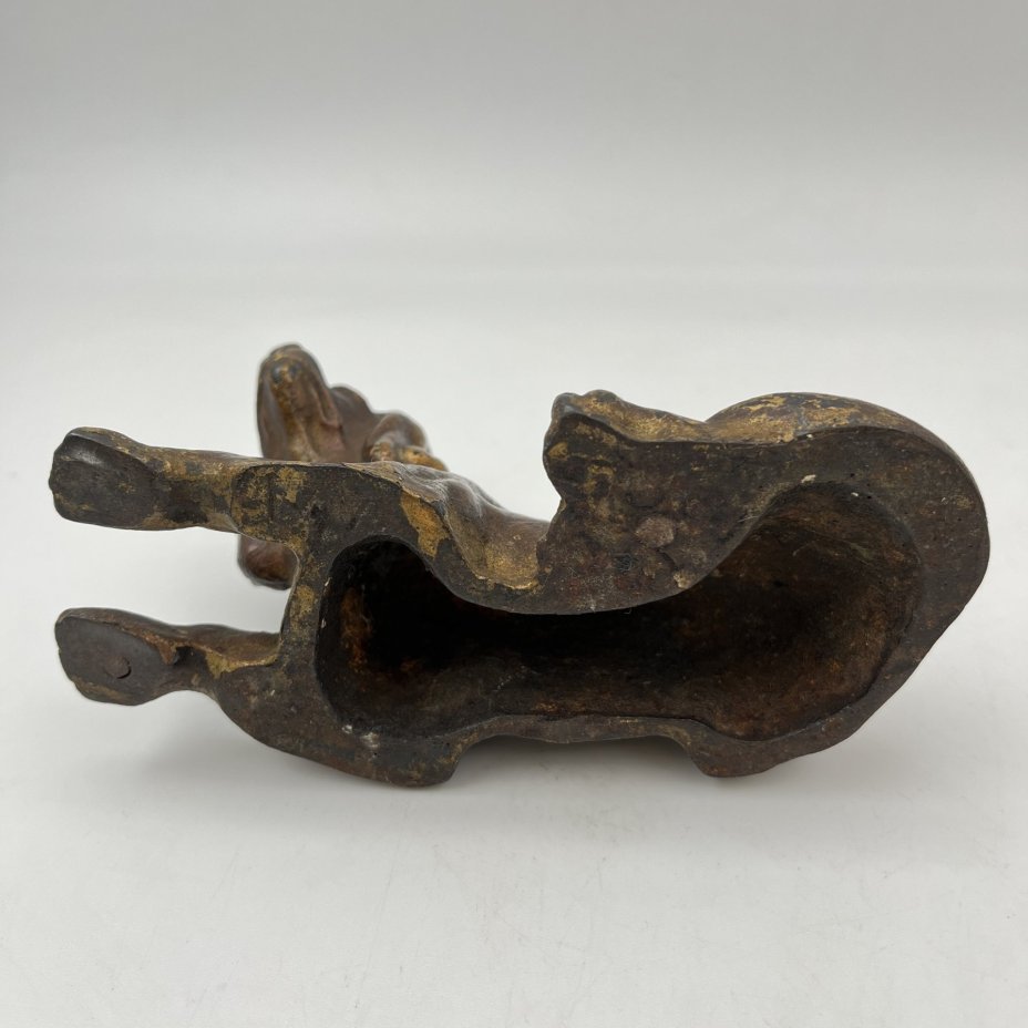 Скульптура лежащей собаки