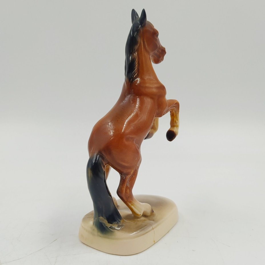 Статуэтка миниатюрная "Конь на дыбах", фаянс, аэрография, Hertwig & Co., Германия, 1941-1958 гг.